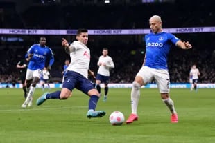 Richarlison de Everton recibe una falta de Cristian Romero durante el partido de la Premier League entre Tottenham Hotspur y Everton en el Tottenham Hotspur Stadium el 7 de marzo de 2022 en Londres, Inglaterra