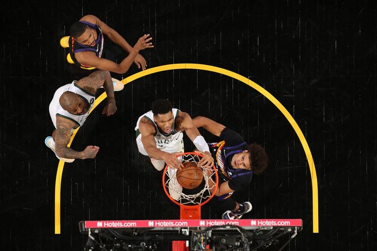 NBA. “Empezó” la final con el primer éxito de un visitante: hay match point  y Milwaukee Bucks amenaza el histórico 7% - LA NACION