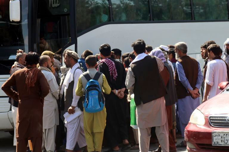 Cientos de personas, algunas con documentos, buscan ser evacuadas cerca del aeropuerto internacional Hamid Karzai en Kabul, Afganistán