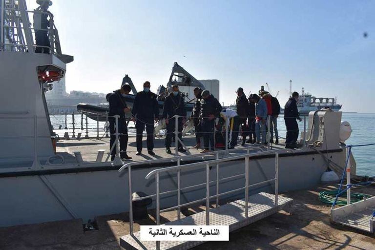 12-01-2022 Efectivos de la Guardia Costera de Algeria llevan a tierra a varias personas que intentaban cruzar en patera a España. POLITICA AFRICA INTERNACIONAL MINISTERIO DE DEFENSA DE ARGELIA