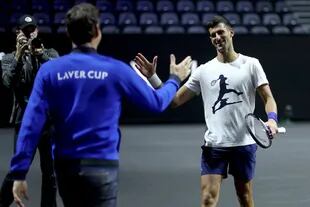 Novak Djokovic saluda a Roger Federer en una práctica del equipo europeo de Copa Laver; el serbio se enfrentará con el canadiense Felix Auger-Aliassime.