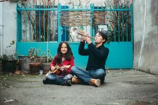  Nora, de 10 años, e Isaac, de 13, interpretan canciones de músicos latinoamericanos en su canal de YouTube