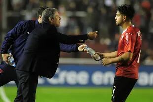 Holan y Benítez, en un momento del partido que Independiente le ganó a Rionegro Águilas, de Colombia.