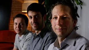 Tres investigadores que crearon un modelo por computadora que capta la exclusiva habilidad que tienen los seres humanos para aprender nuevos conceptos a partir de un solo ejemplo: de izquierda a derecha, Ruslan Salakhutdinov, Brenden M. Lake y Joshua B. Tenenbaum