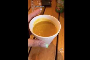 La sopa se la sirvieron en un vaso descartable (Captura video)