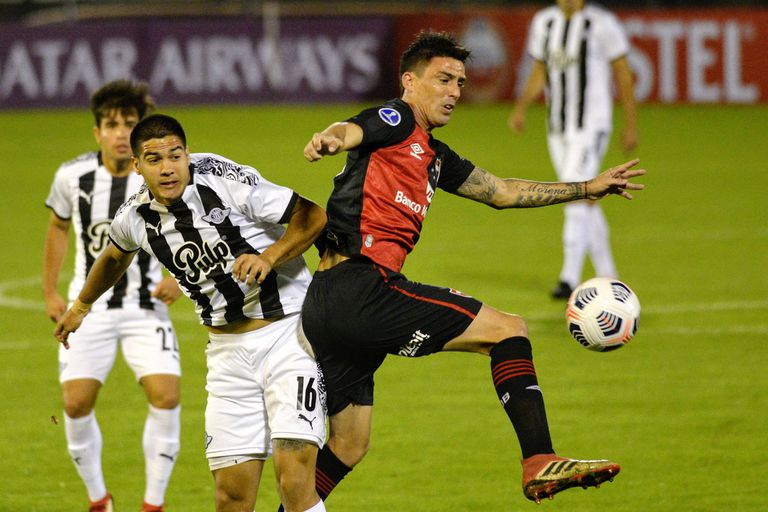 Mauro Formica, de Newell´s, domina la pelota ante la marca de Iván Ramírez, de Libertad, durante el partido que ambos equipos disputan en el Coloso Marcelo Bielsa, por la fase de grupos de la Copa Sudamericana.