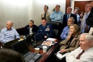 El entonces presidente Barack Obama (2º izq.) y su vicepresidente Joe Biden (izq.) con sus principales asesores, entre ellos el jefe de la CIA John Brennan (2º dcha.), mientras se desarrolla la redada del 1 de mayo de 2011 en Abbottabad (Paquistán) contra Osama ben Laden