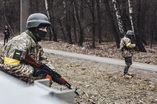 06/03/2022 Un soldado del ejército ucraniano observa su posición, a 6 de marzo de 2022, en Irpin (Ucrania) POLITICA Diego Herrera - Europa Press