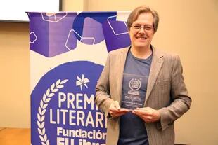 Martin Cristal, ganador del primer premio del concurso literario de la Fundación El Libro
