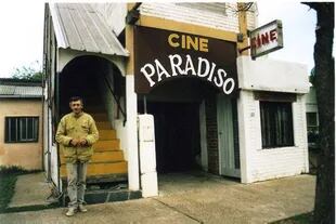 Omar Borcard en la entrada de su cine "Paradiso"