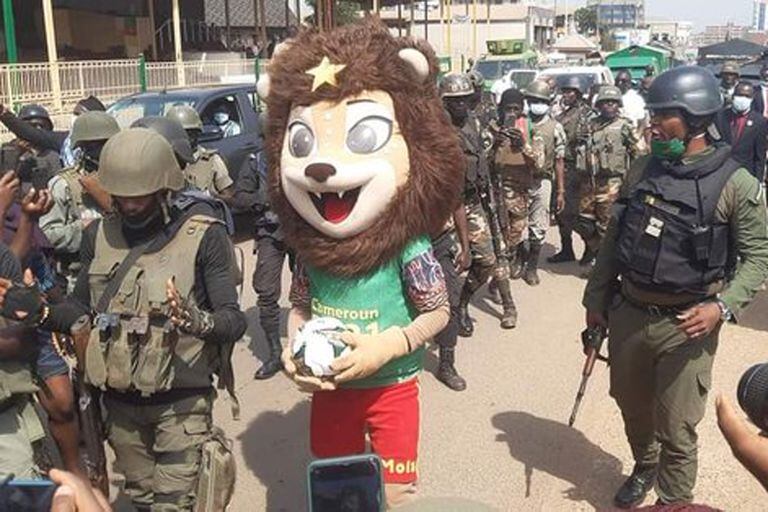 En un acto de promoción de la Copa de las Naciones de Africa, la mascota del torneo aparece rodeada de militares; la seguridad es uno de los grandes problemas del torneo en Camerún