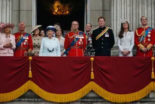 La reina Isabel II de Gran Bretaña, acompañada por miembros de su familia, aparecen en el balcón del Palacio de Buckingham, durante el desfile Trooping The Color, en el centro de Londres. De izquierda a derecha, la duquesa de Cornualles, el príncipe Carlos, la princesa Eugenia, Sophie, la duquesa de Wessex, el príncipe Felipe, el príncipe Eduardo, el príncipe Harry, Kate, la duquesa de Cambridge y el príncipe William, el 14 de junio de 2014