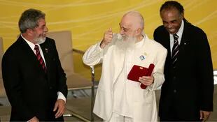 Fernando Birri en 2006, cuando recibió una distinción del gobierno brasileño de manos del entonces presidente Lula da Silva y el ministro de Cultura Gilberto Gil