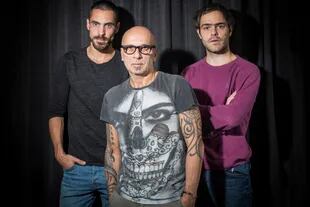 Peter Lanzani junto a su compañero y amigo Germán Cabanas (izq.) y el director y coreógrafo Redha Benteifour (centro)