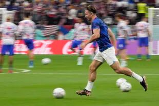 Jack Grealish de Inglaterra corre con una pelota durante el calentamiento antes del partido de fútbol del grupo B de la Copa Mundial entre Inglaterra y Estados Unidos, en el estadio Al Bayt en Al Khor