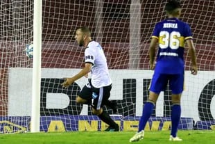 Leonel Landaburu festeja el gol que le acaba de marcar a Javier García