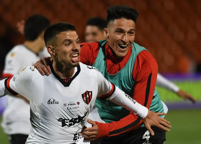 Banega celebra su gol, que vale un título, el más importante en la historia de Patronato