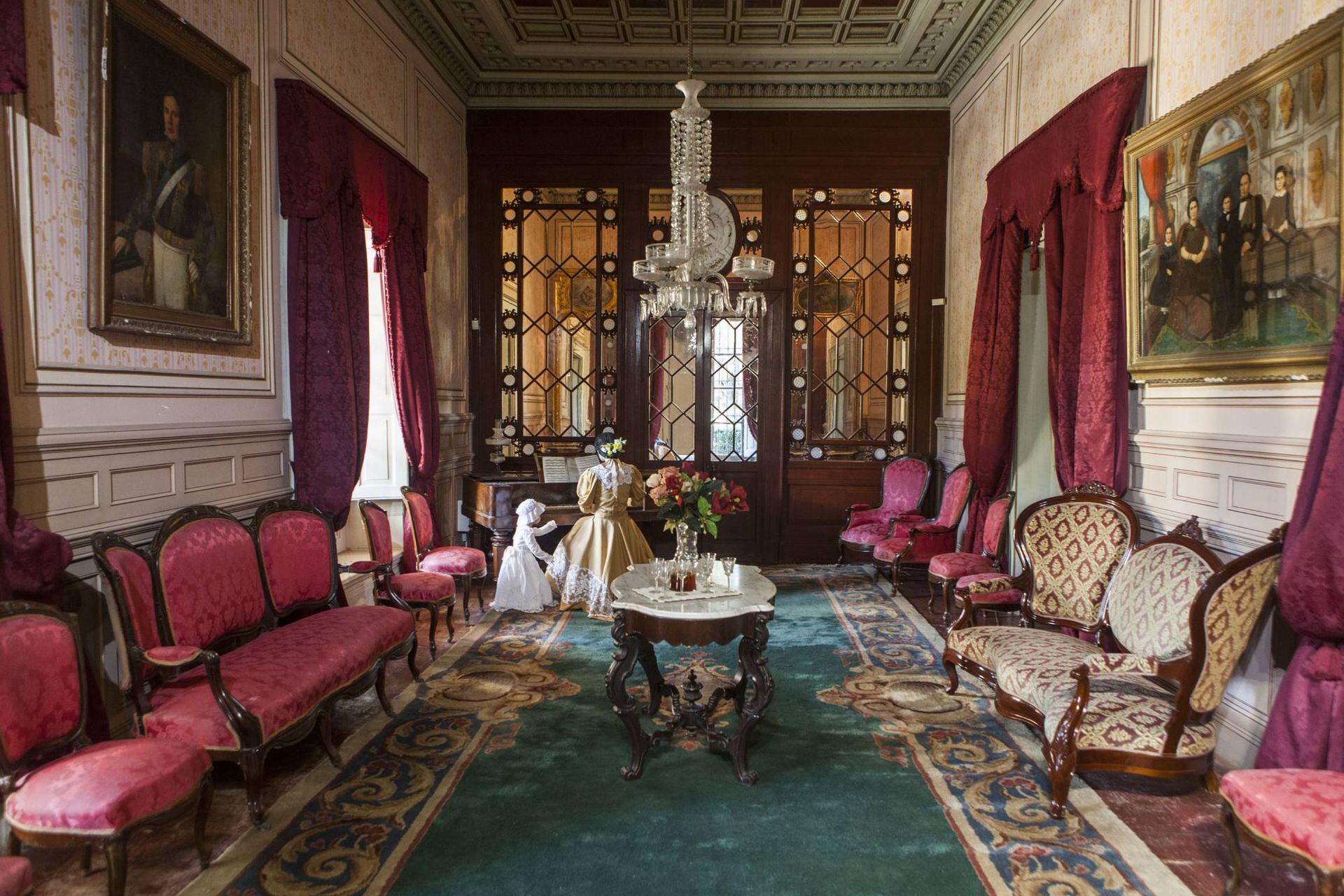 Un salón del palacio exhibe la riqueza criolla de la ambientación interior muy similar a las casas nobles europeas.