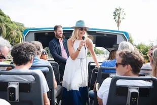 Proud of her city, Valeria Mazza acted as a guide on a city tour of Paraná aboard a tourist bus 