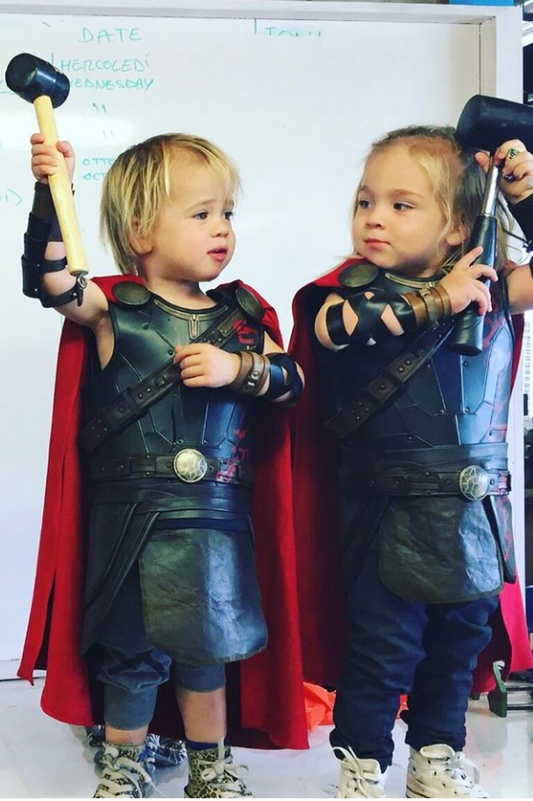 Los “Mini Thor”. La tierna foto que eligieron Chris y Elsa para saludar en Instagram a los mellizos el día de su cumpleaños número 8, el 19 de marzo.