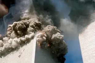 La torre sur del World Trade Center, a la izquierda, comienza a derrumbarse