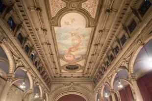 La sala de actos, de estilo neoclásico francés, con frescos en el techo. El teatro fue apodado "Coloncito" por sus alumnos debido a su semejanza estética con el Teatro Colón