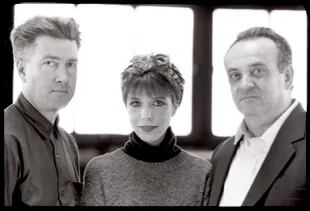 El director David Lynch, la cantante Julee Cruise y el compositor Angelo Badalamenti, en 1989