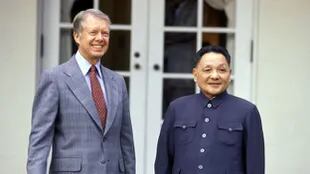 Deng Xiaoping firmó un histórico acuerdo con el presidente estadounidense Jimmy Carter, en 1979