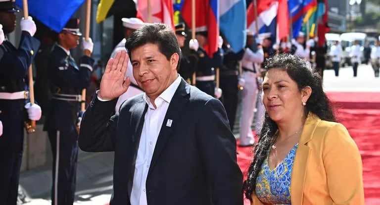 Scandalo in Perù: il presidente Castillo si è offerto di consegnare il passaporto della moglie tra copie di fuga
