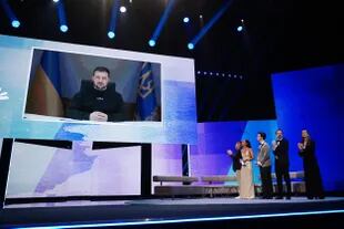 El presidente de Ucrania, Volodimir Zelensky, habla en pantalla durante la ceremonia de apertura de la Berlinale 2023