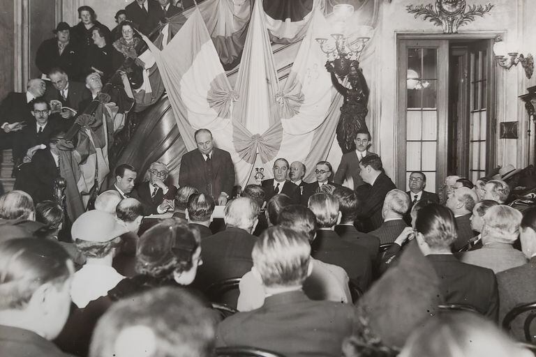 El historiador y jurista Emilio Ravignani diserta en un acto conmemorativo, en 1940