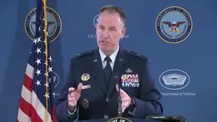 El vocero del Pentágono, general Pat Ryder, explica a los medios la situación del globo