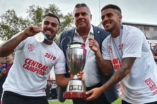 Tapia y los jugadores de Barracas Central, cuando lograron el ascenso en 2019