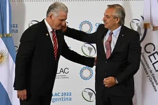 Alberto Fernández, con el presidente cubano, Miguel Díaz-Canel, ayer, en le VII Cumbre de la Celac