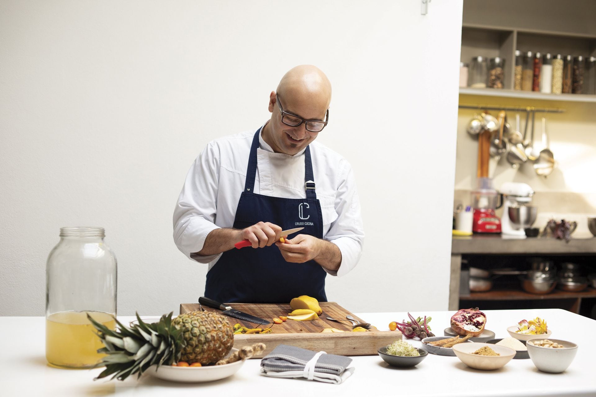 Maximo Cabrera, chef creador del estudio Crudo Cocina, donde enseña a cocinar sin proteína animal