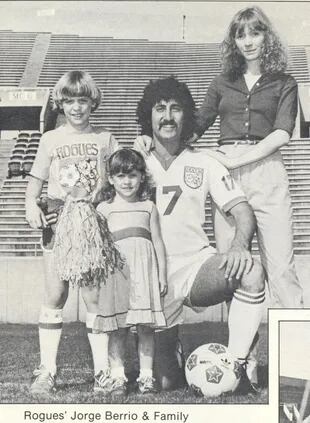 Jorge Berrio y su familia en los Estados Unidos, a finales de los 70 y comienzos de los 80: jugó en Memphis Rogues y en Jacksonville Tea Men; "El progreso del fútbol de los Estados Unidos se lo debe a la NASL", cuenta hoy, a los 69 años