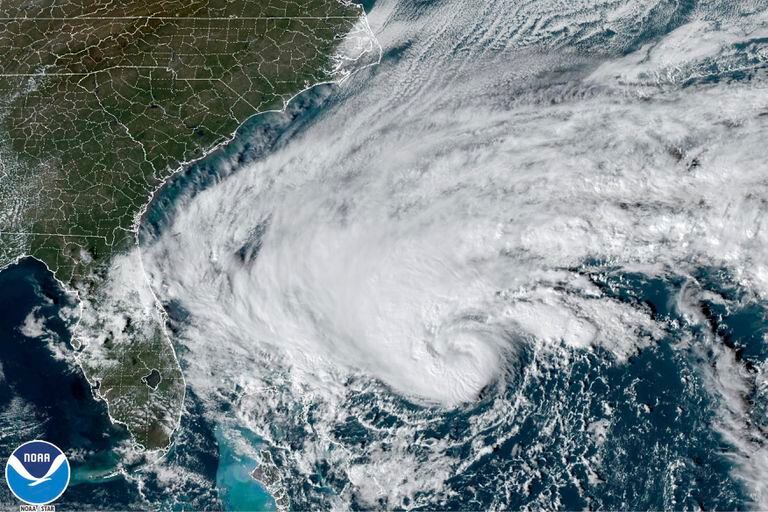 Esta imagen satelital de GOES-East GoeColor tomada el martes 8 de noviembre de 2022 a las 2:36 p.m. (hora del Este) y proporcionada por la NOAA muestra a la tormenta tropical Nicole acercándose al noroeste de las Bahamas y la costa de Florida en el océano Atlántico. (NOAA vía AP)