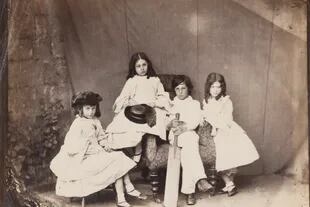 En esta imagen, Dodgson retrató a los hermanos Alice, Ina, Harry y Edith