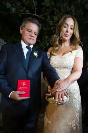 María Eugenia Vidal y Quique Sacco muestran alianzas y libreta roja. La pareja pasó previamente por el registro civil para firmar los papeles, la ceremonia de la boda se realizó en San Antonio de Areco. 