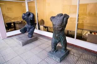Está previsto que estos torsos de Rogelio Yrurtia y Antonio Silvestre Sibellino se muden desde la terraza del museo al nuevo Paseo de Esculturas
