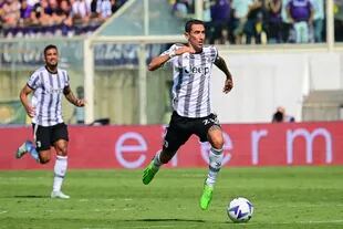 Angel Di María se lanza a la carrera en el partido de Juventus ante Fiorentina