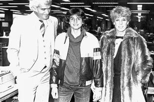 En 1984, con sus padres, Osvaldo y Beatriz, durante una visita a la redacción de la nacion