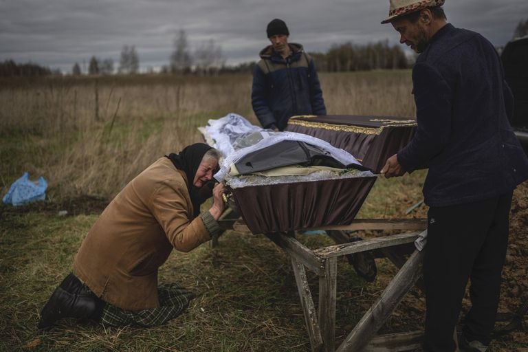 Nadiya Trubchaninova, de 70 años, llora mientras sostiene el ataúd de su hijo Vadym, de 48, asesinado por soldados rusos el pasado 30 de marzo en Bucha, durante su funeral en el cementerio de Mykulychi, en las afueras de Kiev, Ucrania