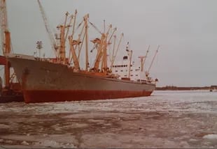 El buque argentino, mientras ingresa al puerto de Kotka. La noticia de que la Argentina había invadido las Malvinas ya había llegado a su tripulación.
