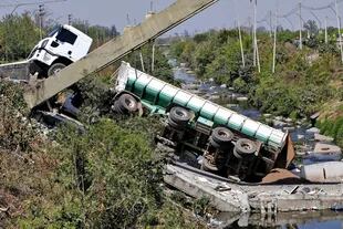 Se cayó un puente en San Miguel de Tucumán mientras lo cruzaba un camión