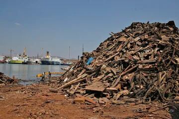 Una gigantesca pila de escombros en la orilla espera para ser removida