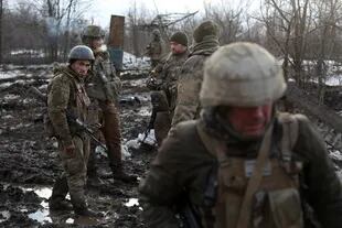 Fuerzas Militares de Ucrania se reúnen después de luchar con las tropas rusas y los separatistas respaldados por Rusia cerca de la aldea de Zolote, en la región de Lugansk, el 6 de marzo de 2022