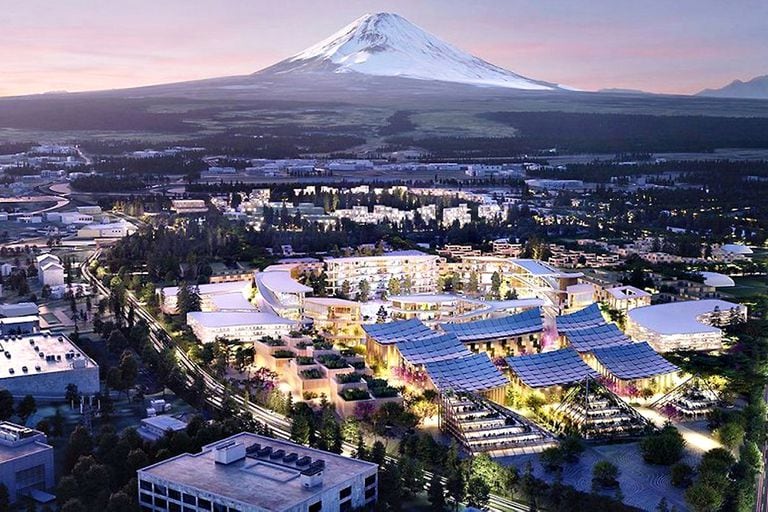 Al pie del monte Fuji, en Japón, el arquitecto danés Bjarke Ingels proyectó Toyota Woven City, un laboratorio vivo con vehículos autónomos rápidos y un parque lineal 