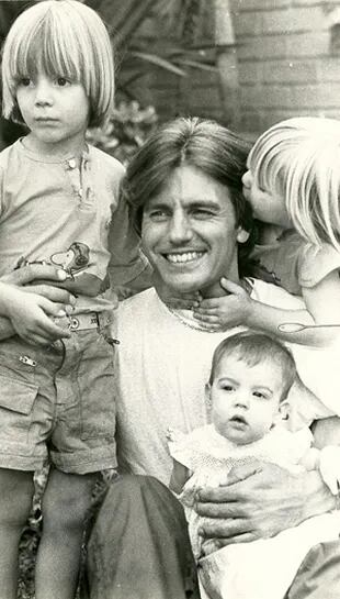 Una foto familiar de Sergio Denis junto a sus tres hijos
