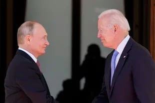 Joe Biden y Vladimir Putin, cuando se reunieron en junio de 2021; días atrás tuvieron un nuevo encuentro, pero virtual